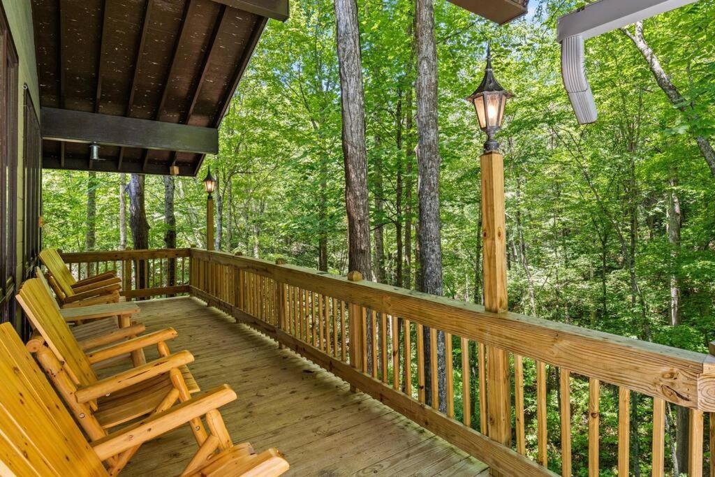 Bourbon Hollow Lodge With Hot Tub And Pool Plus Game Room Only 5 Min To Downtown Gatlinburg Bagian luar foto