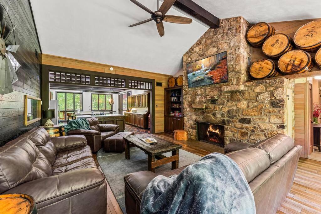 Bourbon Hollow Lodge With Hot Tub And Pool Plus Game Room Only 5 Min To Downtown Gatlinburg Bagian luar foto