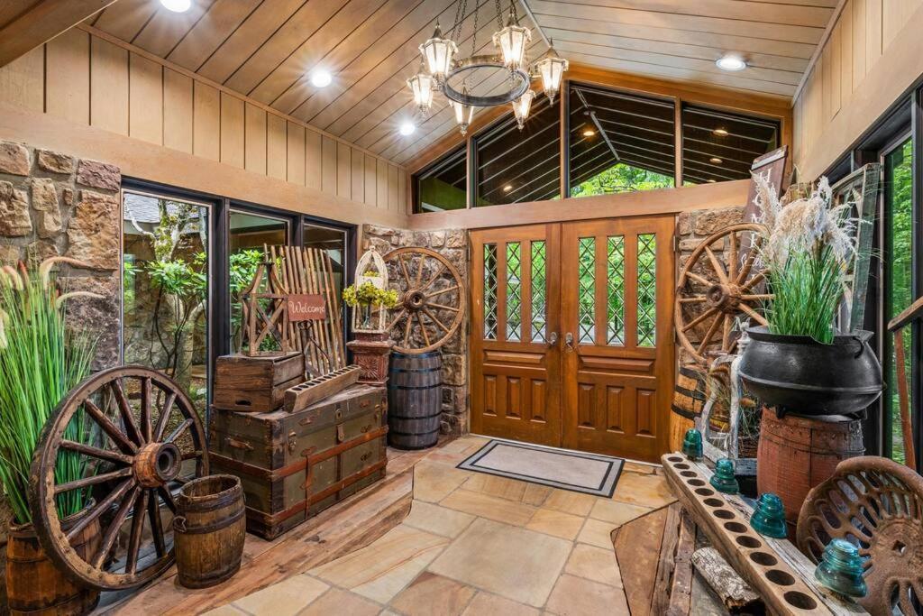 Bourbon Hollow Lodge With Hot Tub And Pool Plus Game Room Only 5 Min To Downtown Gatlinburg Bagian luar foto