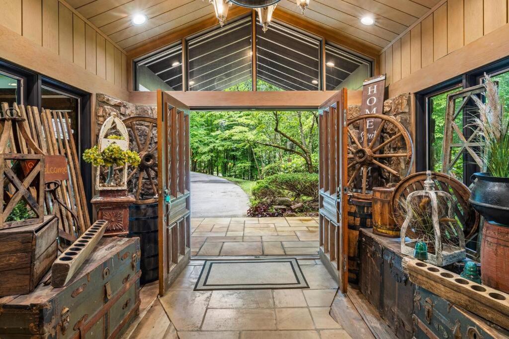 Bourbon Hollow Lodge With Hot Tub And Pool Plus Game Room Only 5 Min To Downtown Gatlinburg Bagian luar foto