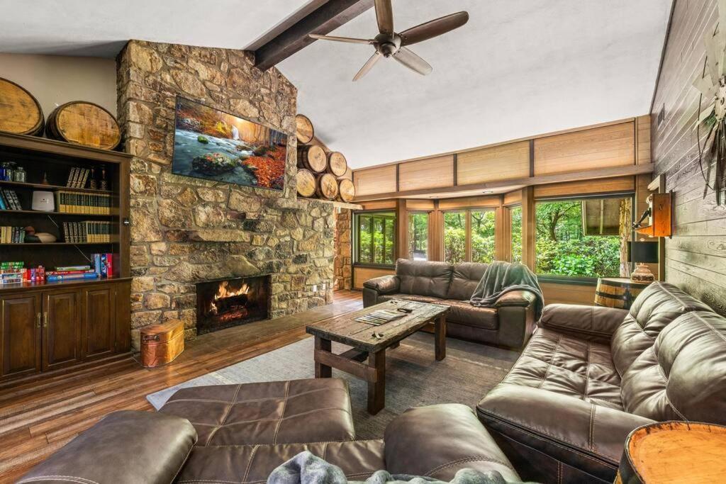 Bourbon Hollow Lodge With Hot Tub And Pool Plus Game Room Only 5 Min To Downtown Gatlinburg Bagian luar foto
