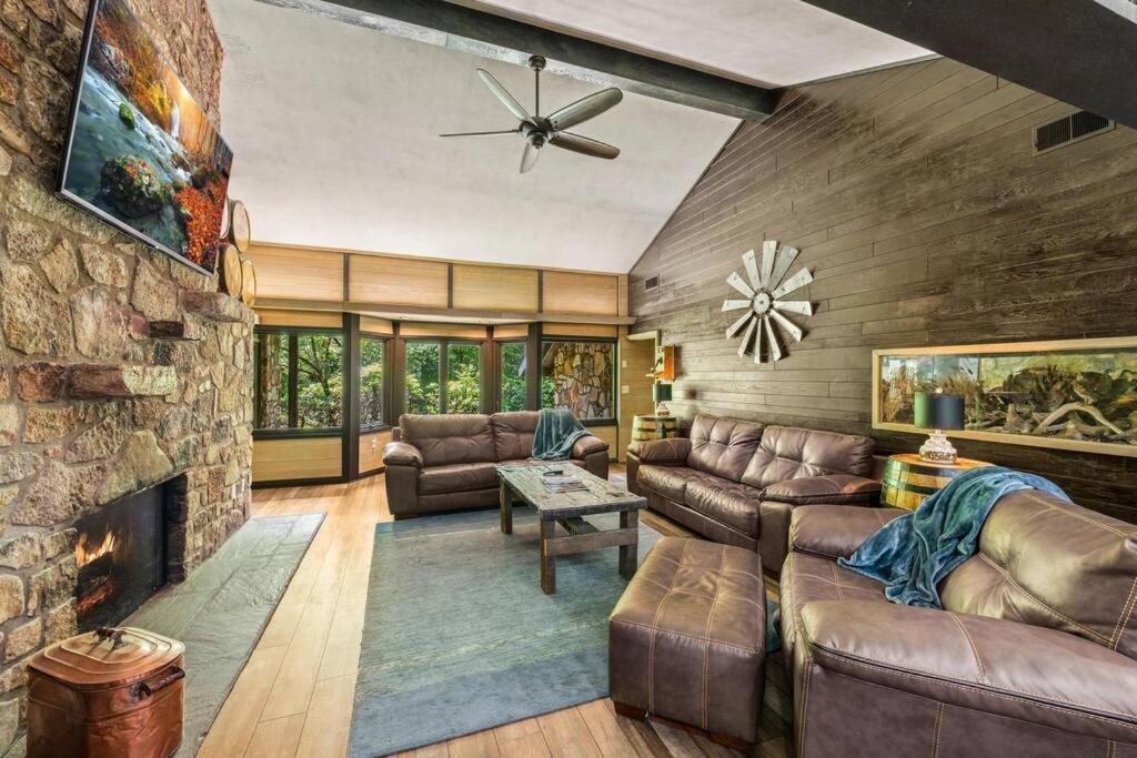 Bourbon Hollow Lodge With Hot Tub And Pool Plus Game Room Only 5 Min To Downtown Gatlinburg Bagian luar foto