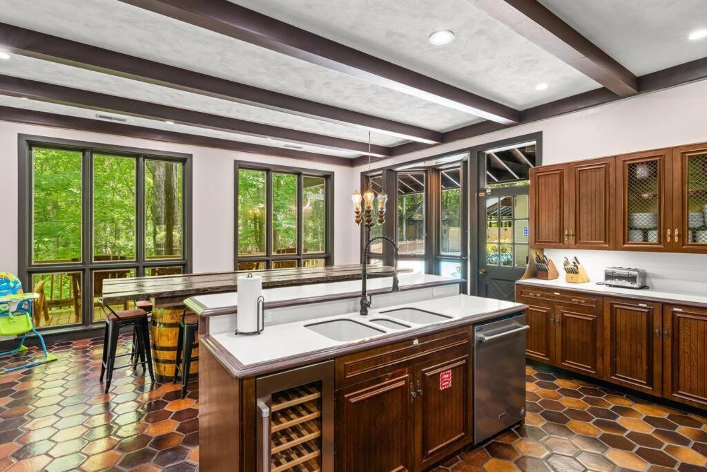 Bourbon Hollow Lodge With Hot Tub And Pool Plus Game Room Only 5 Min To Downtown Gatlinburg Bagian luar foto