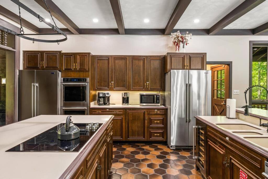 Bourbon Hollow Lodge With Hot Tub And Pool Plus Game Room Only 5 Min To Downtown Gatlinburg Bagian luar foto