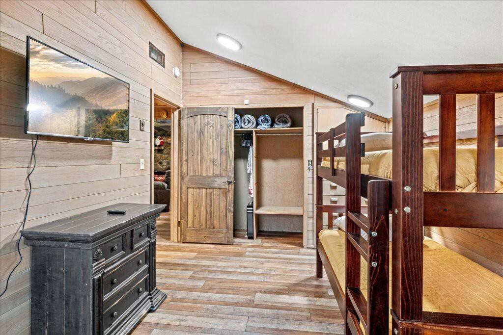 Bourbon Hollow Lodge With Hot Tub And Pool Plus Game Room Only 5 Min To Downtown Gatlinburg Bagian luar foto