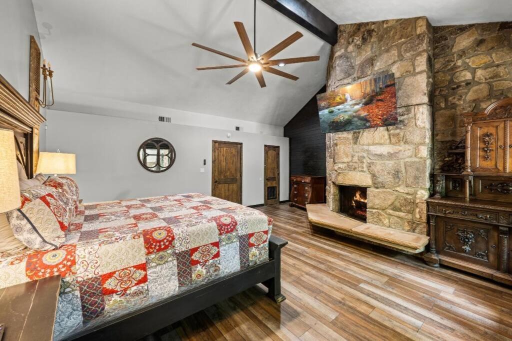Bourbon Hollow Lodge With Hot Tub And Pool Plus Game Room Only 5 Min To Downtown Gatlinburg Bagian luar foto
