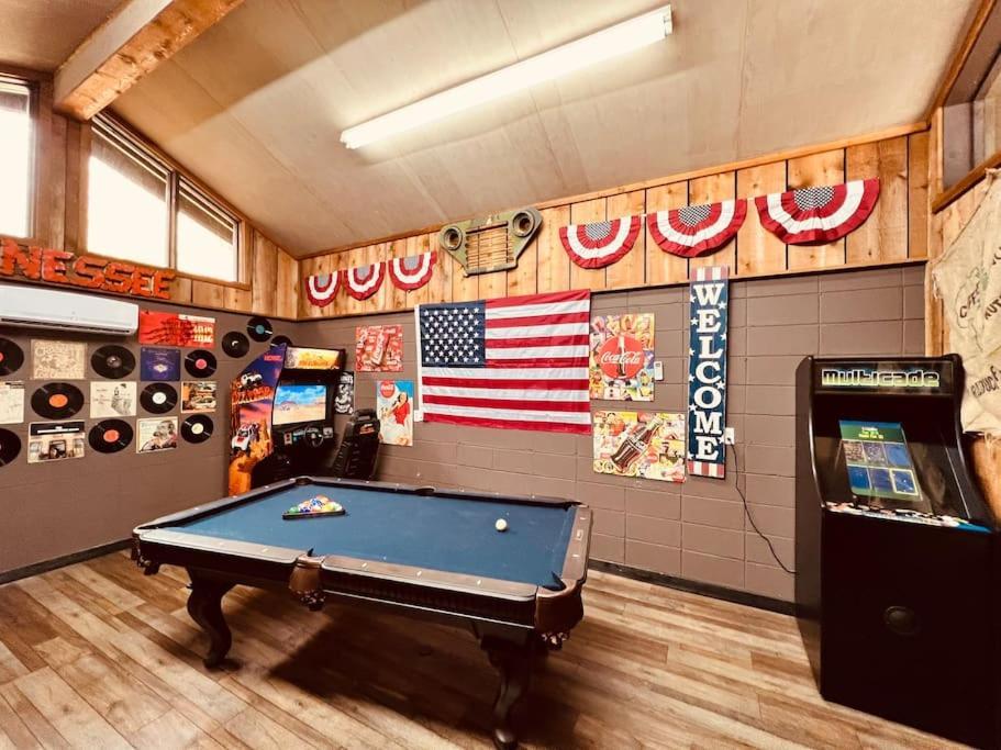 Bourbon Hollow Lodge With Hot Tub And Pool Plus Game Room Only 5 Min To Downtown Gatlinburg Bagian luar foto