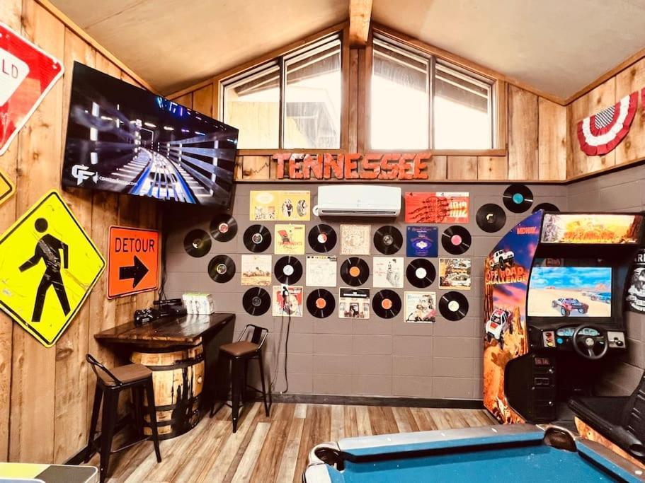 Bourbon Hollow Lodge With Hot Tub And Pool Plus Game Room Only 5 Min To Downtown Gatlinburg Bagian luar foto