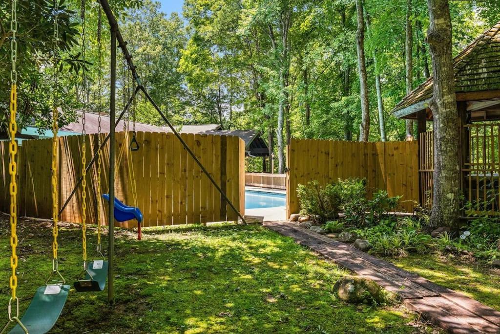 Bourbon Hollow Lodge With Hot Tub And Pool Plus Game Room Only 5 Min To Downtown Gatlinburg Bagian luar foto