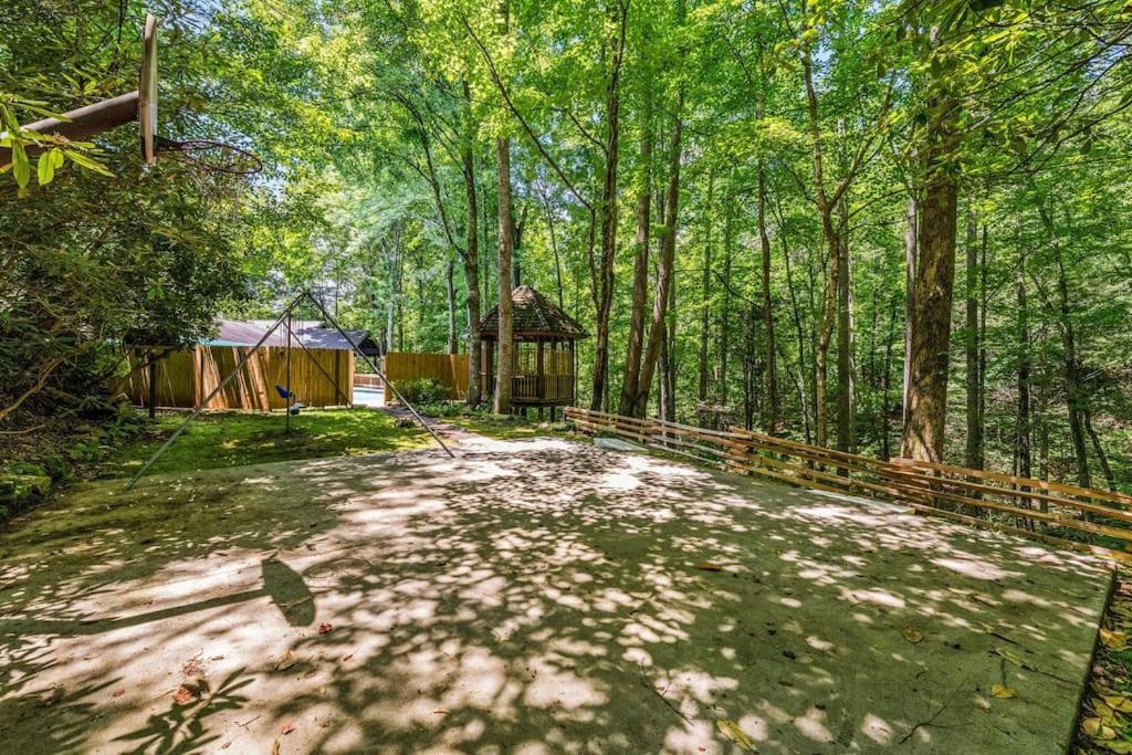Bourbon Hollow Lodge With Hot Tub And Pool Plus Game Room Only 5 Min To Downtown Gatlinburg Bagian luar foto
