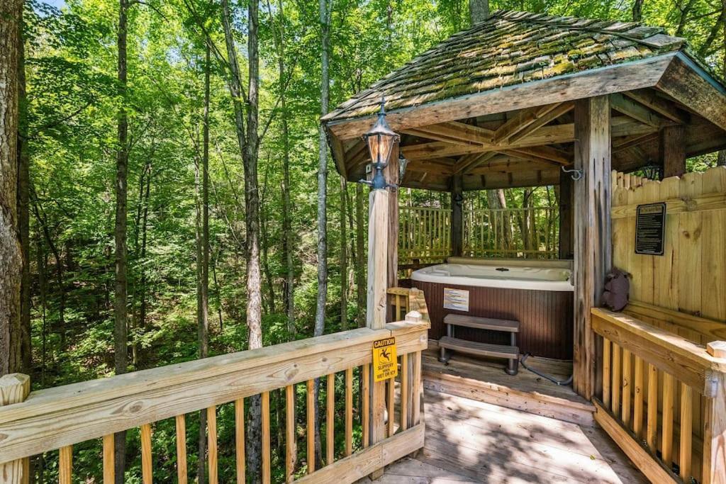 Bourbon Hollow Lodge With Hot Tub And Pool Plus Game Room Only 5 Min To Downtown Gatlinburg Bagian luar foto